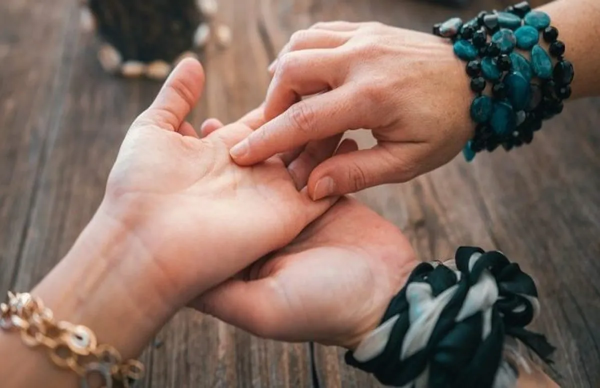 Palmistry: હથેળી પર કરોડપતિ બનવાના સંકેત અને રેખાઓ વિશે જાણો 2 Palmistry