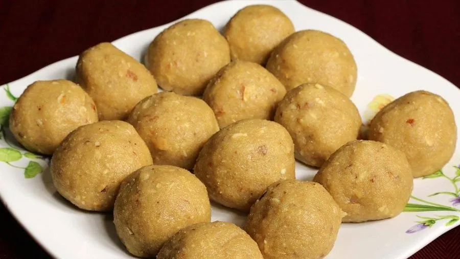 Homemade laddus: ઘઉંના લોટમાંથી મિનિટોમાં બનાવો પૌષ્ટિક અને સ્વાદિષ્ટ લાડુ! 2 Homemade laddus
