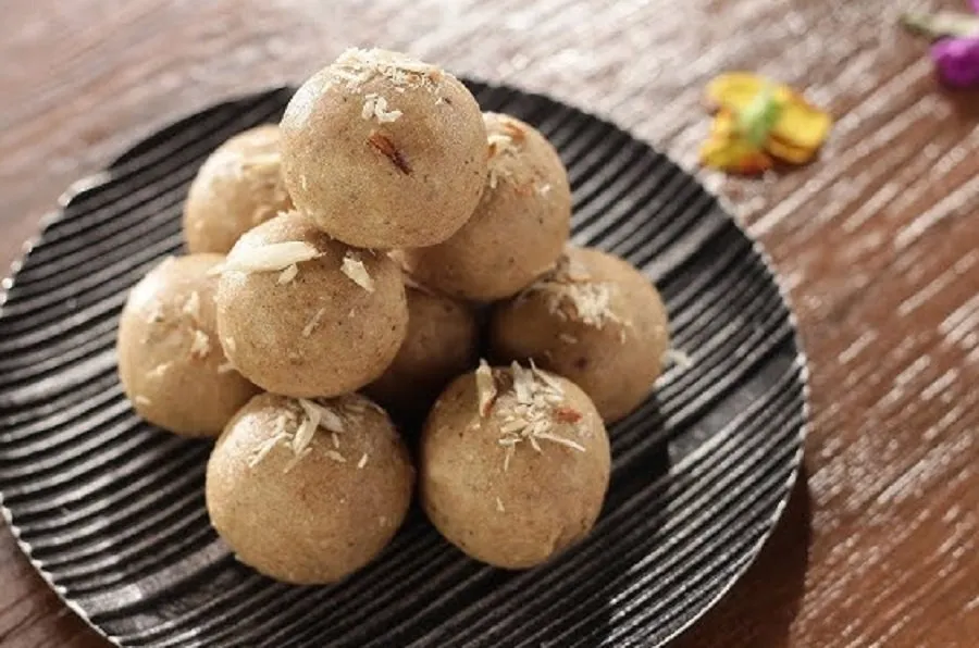 Homemade laddus: ઘઉંના લોટમાંથી મિનિટોમાં બનાવો પૌષ્ટિક અને સ્વાદિષ્ટ લાડુ! 3 Homemade laddus