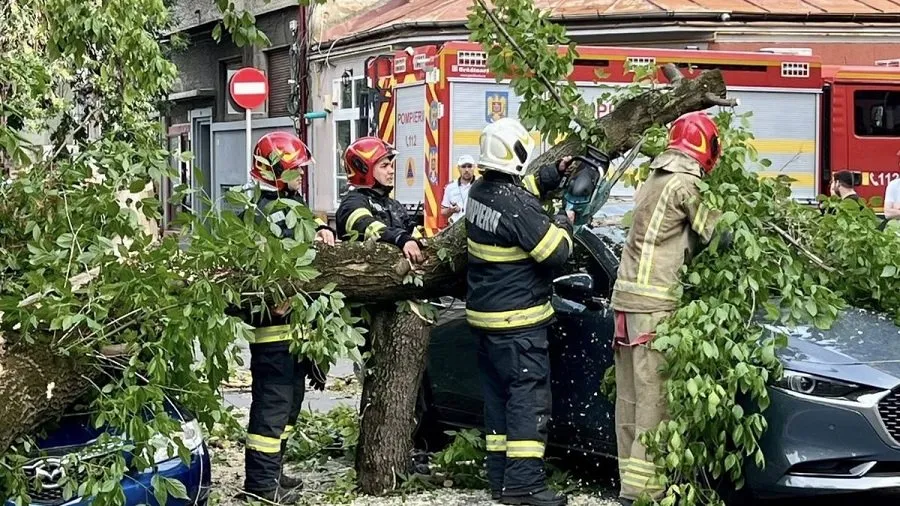 Romania Storm: રોમાનિયાના ઘણા જિલ્લાઓમાં વાવાઝોડાએ મચાવી તબાહી, બુકારેસ્ટ પણ અસરગ્રસ્ત 2 Romania Storm