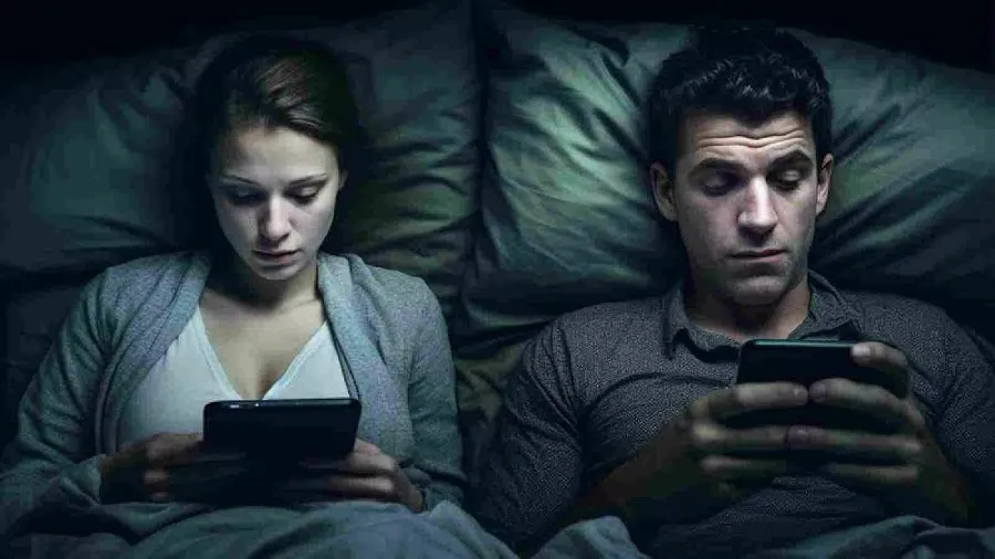 Phone addiction: ફોન માત્ર માનસિક સ્વાસ્થ્ય જ નહીં, શરીરને પણ કરી રહ્યો છે બીમાર! 3 Phone addiction