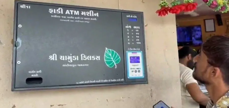 હવે દુકાનની જરૂર નહીં! QR સ્કેન કરો અને મેળવો તાજો માવો 3 Faki Vending Machine Jamnagar 1.jpg