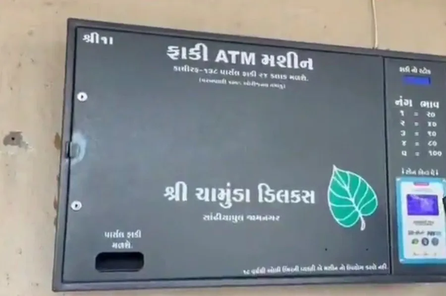 હવે દુકાનની જરૂર નહીં! QR સ્કેન કરો અને મેળવો તાજો માવો 2 Faki Vending Machine Jamnagar 2.jpg