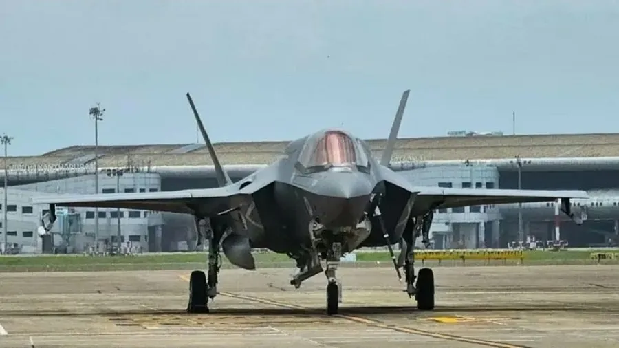 5 અઠવાડિયાની સર્વિસ બાદ કેરળથી બ્રિટનનું F-35B ફાઇટર જેટ રવાના 2 fighter.jpg