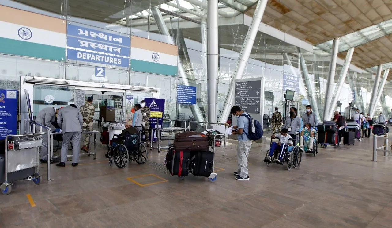 અમદાવાદ એરપોર્ટને બોમ્બથી ઉડાવવાની ધમકીથી ખળભળાટ 3 Ahmedabad airport 2.jpeg