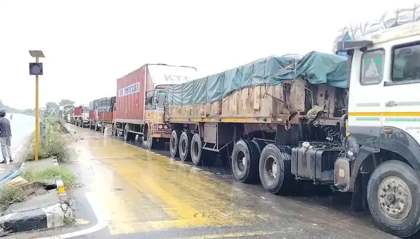 Ahmedabad Palanpur Highway Rain Traffic 2.jpeg