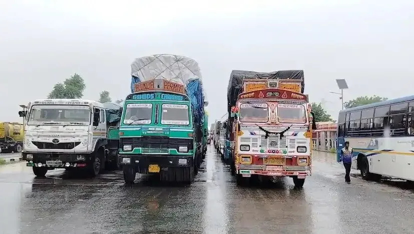 Ahmedabad Palanpur Highway Rain Traffic 3.jpeg