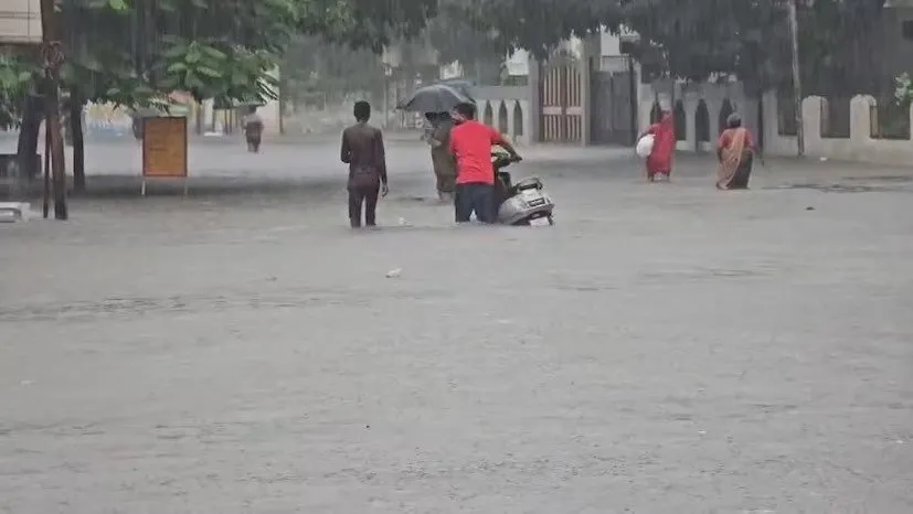 ખેડા જિલ્લામાં મેઘરાજાનું તાંડવ: નદીઓ છલકાઈ અને રસ્તાઓ પાણીમાં ગરકાવ 3 Kheda Flood Situation 3.jpeg