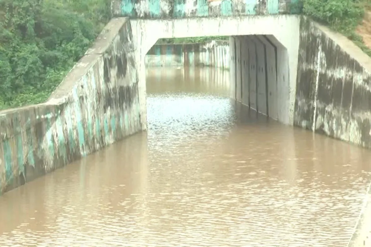 Flooded railway 3.jpg