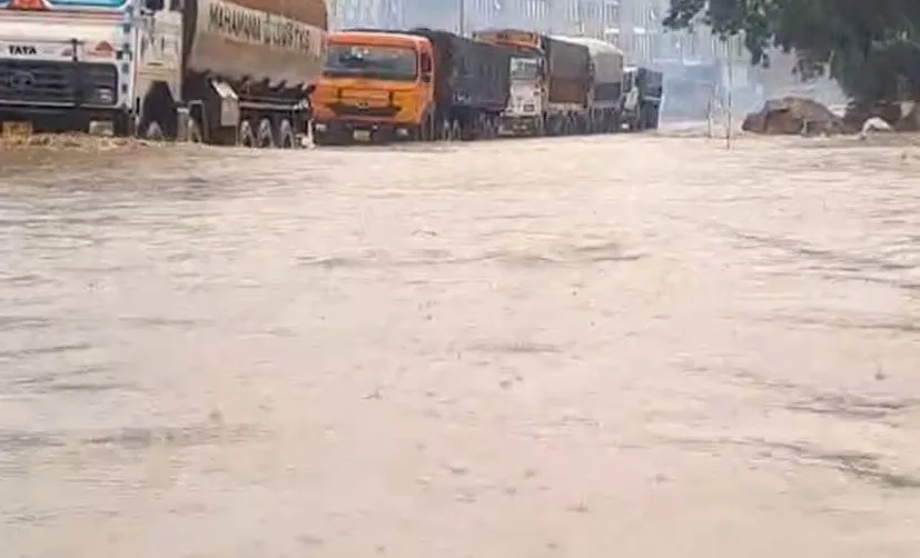 Ahmedabad to Abu highway rain: આબુ જવાનો પ્લાન હોય તો હાઇવેની હાલત જાણી લો: ભારે વરસાદથી માર્ગ પર પાણી 2 Ahmedabad to Abu highway rain