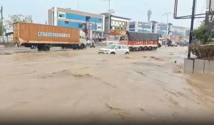 Ahmedabad to Abu highway rain: આબુ જવાનો પ્લાન હોય તો હાઇવેની હાલત જાણી લો: ભારે વરસાદથી માર્ગ પર પાણી 3 Ahmedabad to Abu highway rain