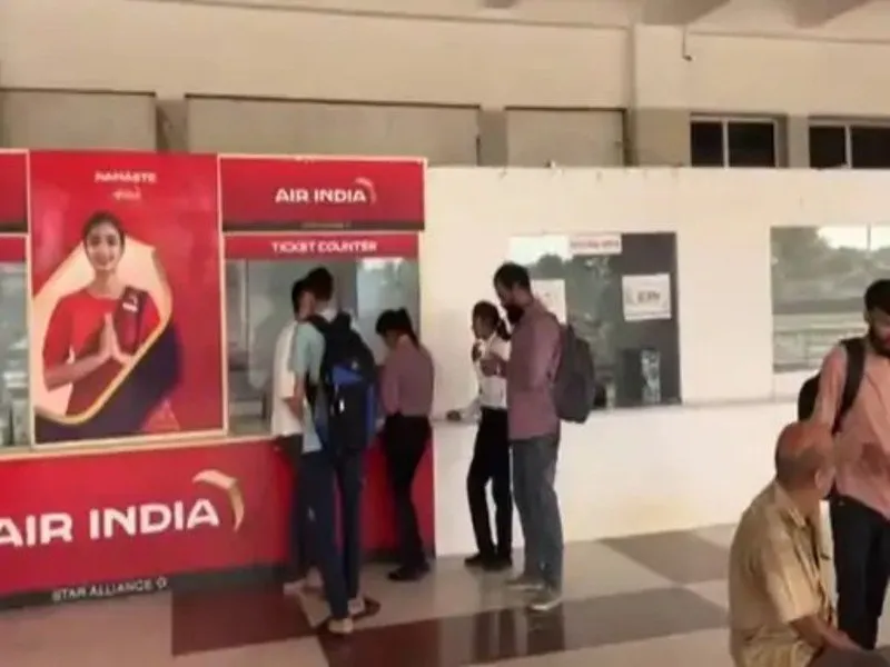 Air India seat booking issue: ભુજ એરપોર્ટ પર મુસાફરોનો હોબાળો: એડવાન્સ ટિકિટ છતાં ફ્લાઇટમાં બેસાડયા નહીં! 3 Air India seat booking issue