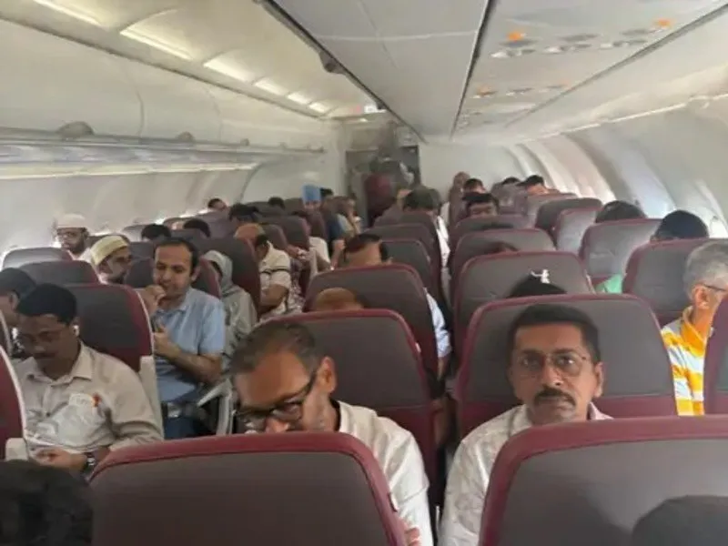 Air India seat booking issue: ભુજ એરપોર્ટ પર મુસાફરોનો હોબાળો: એડવાન્સ ટિકિટ છતાં ફ્લાઇટમાં બેસાડયા નહીં! 2 Air India seat booking issue