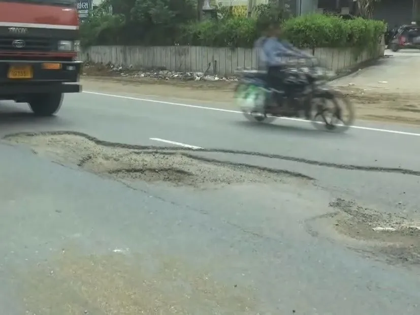 Dangerous potholes in Palanpur: NHAIની ઓફિસ સામે ખતરનાક ખાડા: અકસ્માતો છતાં તંત્રની ઊંઘ યથાવત! 2 Dangerous potholes in Palanpur