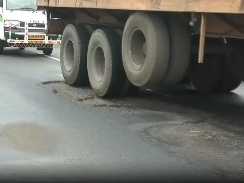 Dangerous potholes in Palanpur: NHAIની ઓફિસ સામે ખતરનાક ખાડા: અકસ્માતો છતાં તંત્રની ઊંઘ યથાવત! 3 Dangerous potholes in Palanpur