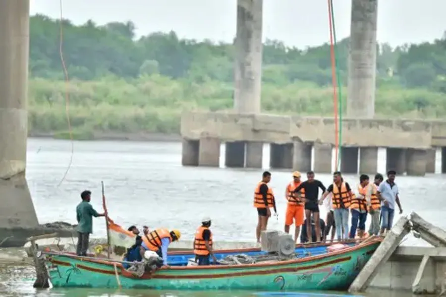 Gambhira Bridge Collapse: ગંભીરા બ્રિજ દુર્ઘટનાનો ચોથો દિવસ: 20 મૃતદેહ મળ્યા, હજુ એક મૃતદેહ કાટમાળમાં હોવાની આશંકા 2 Gambhira Bridge Collapse