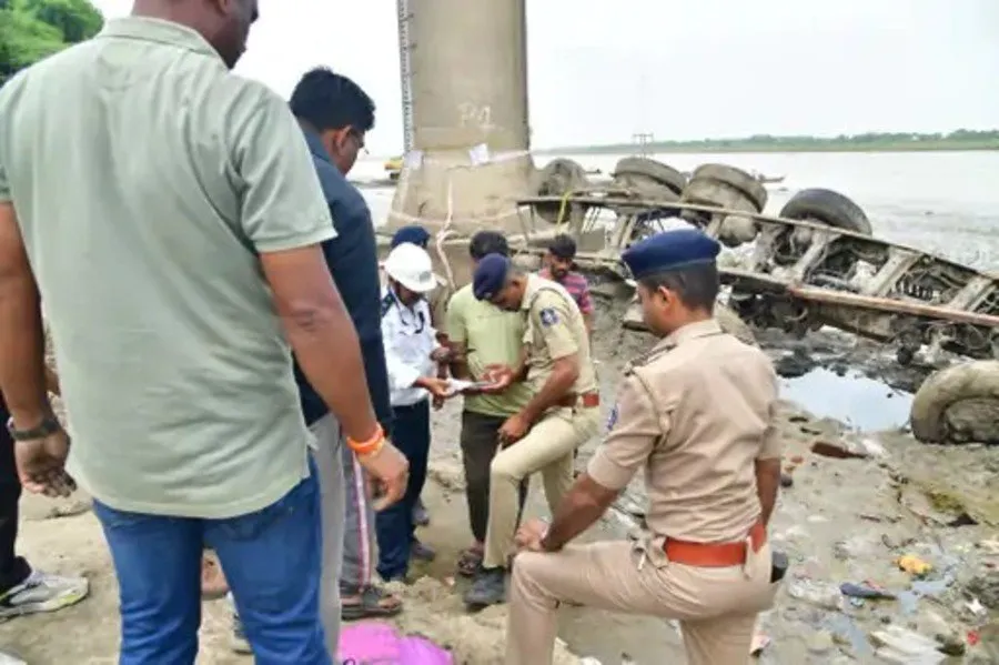 Gambhira Bridge Collapse: ગંભીરા બ્રિજ દુર્ઘટનાનો ચોથો દિવસ: 20 મૃતદેહ મળ્યા, હજુ એક મૃતદેહ કાટમાળમાં હોવાની આશંકા 3 Gambhira Bridge Collapse