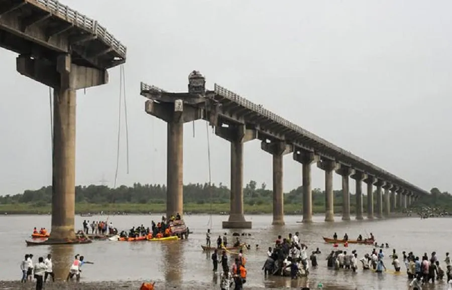 Gujarat Bridge Collpase Tragedy: મહિસાગર પુલ દુર્ઘટના પછી રાહત કાર્યવાહી 3 Gambhira Pool.889.jpg