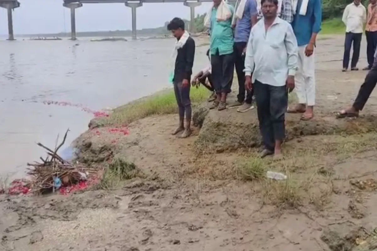 Gambhira bridge collapse victim missing : 6 દિવસથી વિક્રમ લાપતા, પુતળાને અપાયો અગ્નિદાહ 3 Gambhira bridge collapse victim missing