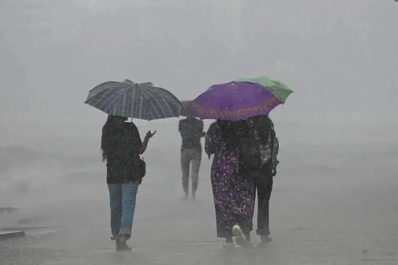 Gujarat Rain Forecast: ગુજરાત માટે ફરી વરસાદી એલર્ટ: આ જિલ્લાઓમાં ઓરેન્જ અને યેલો એલર્ટ જાહેર 2 Gujarat Rain Forecast