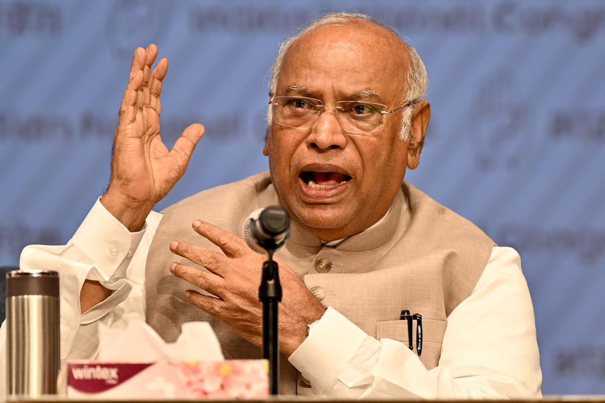 ખરગેએ પીએમ મોદીને ખતરનાક માણસ ગણાવ્યા, કહ્યું -ભાજપથી બંધારણ જોખમમાં 3 Mallikarjun Kharge.1