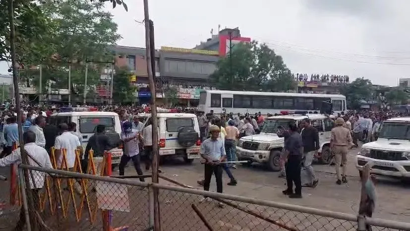 Sabarkantha Dairy Protest: સાબરકાંઠામાં સાબર ડેરી સામે પશુપાલકોનો વિરોધ, પોલીસ અને પશુપાલકો વચ્ચે તણાવ 3 Sabarkantha Dairy Protest