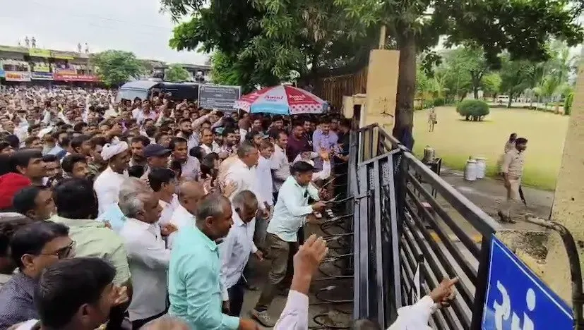 Sabarkantha Dairy Protest: સાબરકાંઠામાં સાબર ડેરી સામે પશુપાલકોનો વિરોધ, પોલીસ અને પશુપાલકો વચ્ચે તણાવ 2 Sabarkantha Dairy Protest