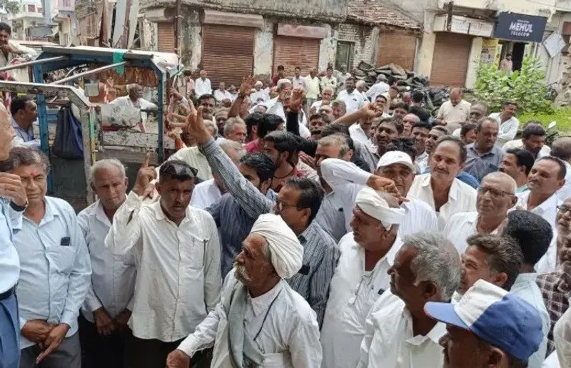 Urea Fertilizer Protest in Savarkundla: યુરિયા ખાતરની અછત વિરુદ્ધ સાવરકુંડલામાં 70 ગામના ખેડૂતોનો ઉગ્ર વિરોધ 2 Urea Fertilizer Protest in Savarkundla