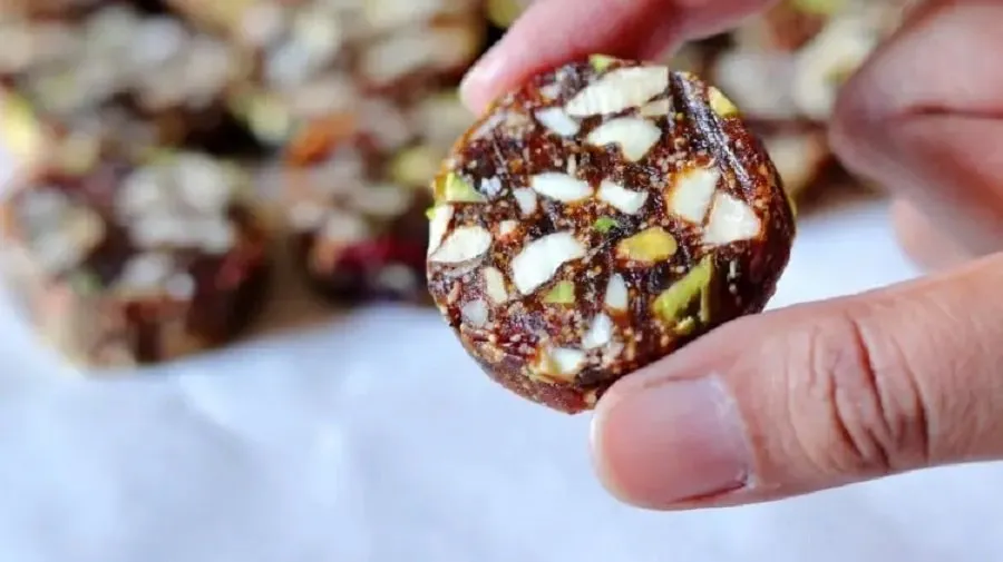 Khajur Burfi Recipe: ઘરે બનાવો હેલ્ધી ખજૂર બરફી, સરળ રેસીપી 2 Khajur Burfi Recipe