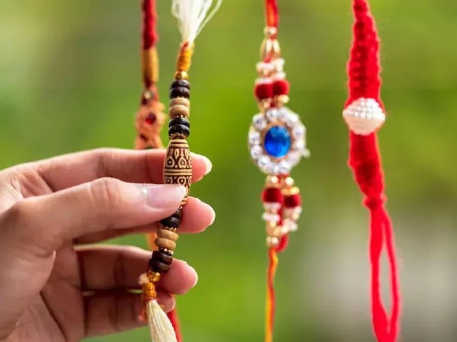 Raksha Bandhan 2025: બહેન-ભાઈ સિવાય કોને બાંધી શકે છે રાખડી? 3 Raksha Bandhan 2025