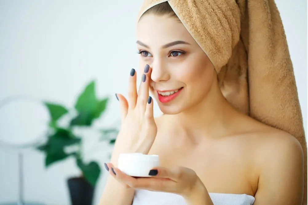 Skin Care: પાર્લરમાં ગયા વિના પણ મેળવો ચમકતી ત્વચા! 2 Skin care