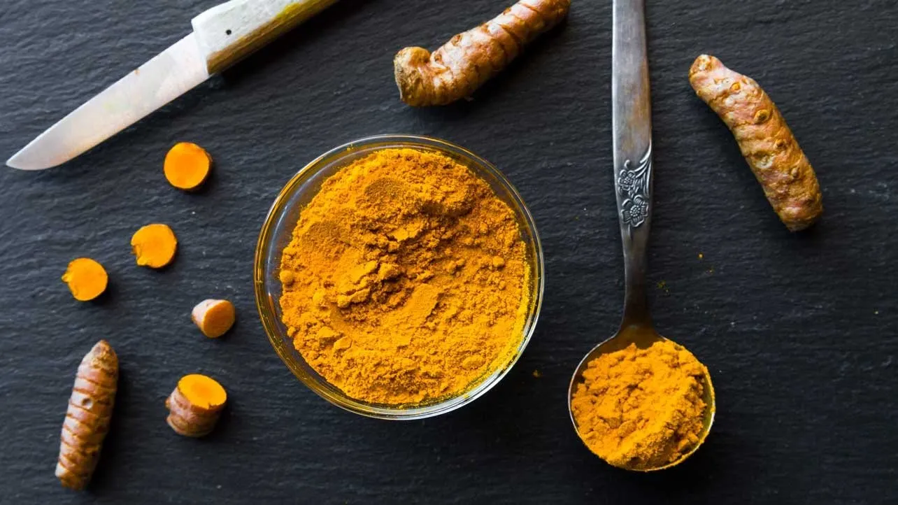 હળદર ગરમ છે કે ઠંડી? જાણો તેના સ્વાસ્થ્ય લાભો અને સેવનની સાચી રીત 2 turmeric 1.jpg
