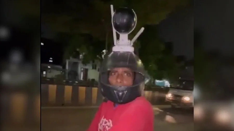 Viral Video: હેલ્મેટ પર સીસીટીવી? ઇન્દોરના એક વ્યક્તિનો અનોખો સેફ્ટી હેક સોશિયલ મીડિયા પર વાયરલ 2 Viral Video