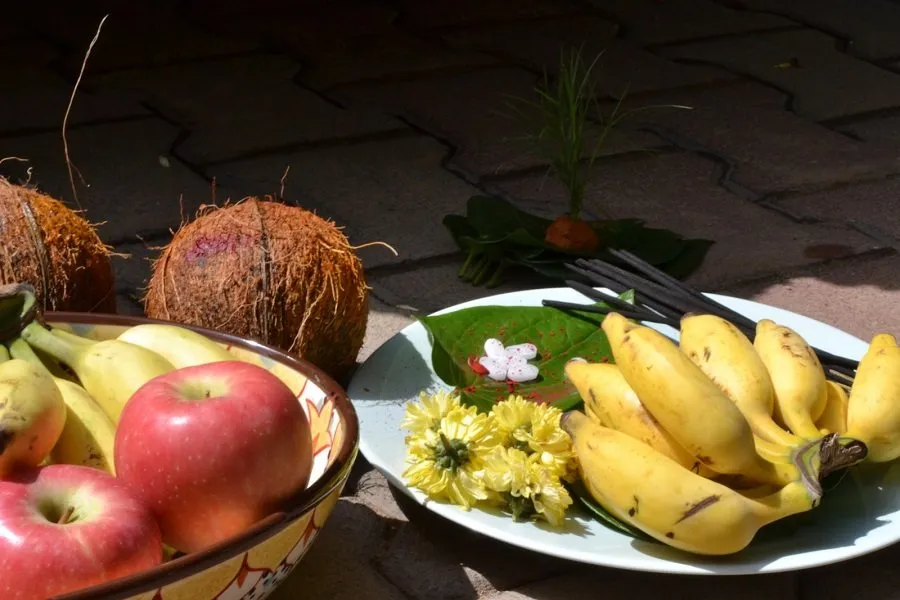 ભગવાનને ફક્ત કેળા અને નારિયેળ જ કેમ ચઢાવવામાં આવે છે? જાણો તેના આધ્યાત્મિક રહસ્યો 2 fruites 1.jpg
