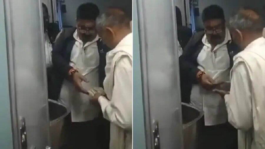 Video: વાયરલ વીડિયોએ રેલવેને શરમમાં મૂકી: નિર્દય TTE એ વૃદ્ધ મુસાફરને લૂંટ્યો 2 train.jpg