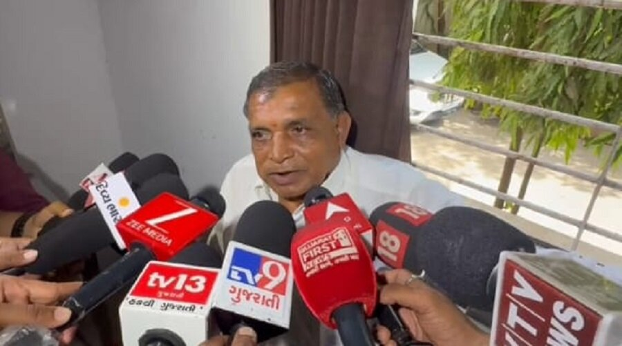 સુરત: સુમુલ ડેરીના વાયરલ ઓડિયો વિવાદ મામલે 4 ડિરેક્ટરો આવ્યા તપાસના ઘેરામાં, 2 ડિરેક્ટરોની ક્રાઈમ બ્રાંચ દ્વારા પૂછપરછ 2 dairy.jpg