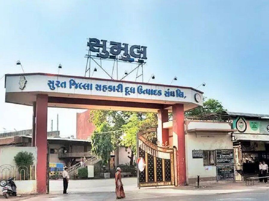 સુરત: સુમુલ ડેરીના વાયરલ ઓડિયો વિવાદ મામલે 4 ડિરેક્ટરો આવ્યા તપાસના ઘેરામાં, 2 ડિરેક્ટરોની ક્રાઈમ બ્રાંચ દ્વારા પૂછપરછ 3 Sumul.jpg