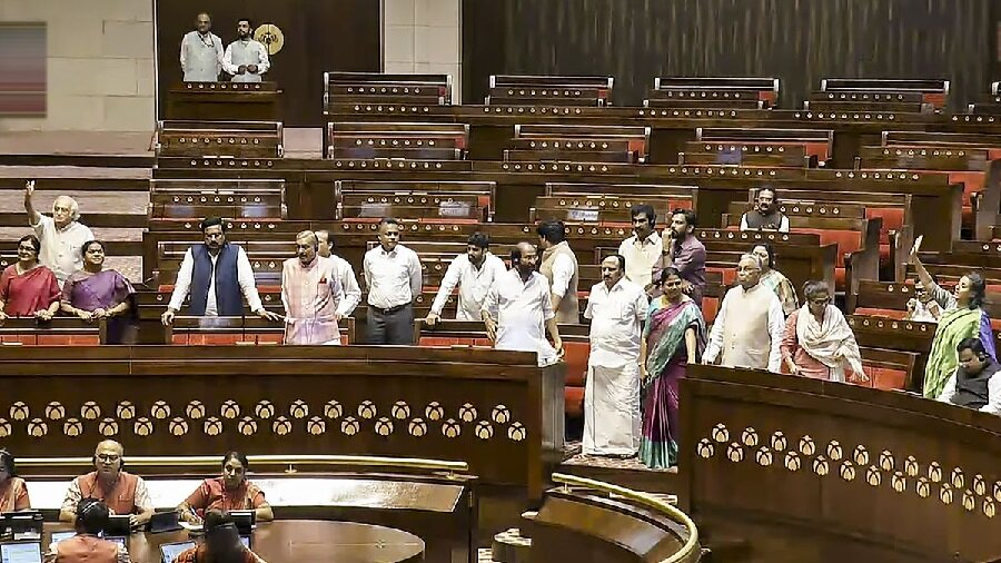 ટીએમસી સાંસદોએ નિયમો તોડ્યા: અધ્યક્ષની ખુરશી તરફ જઈને બિલનો વિરોધ કર્યો 2 parlament.jpg