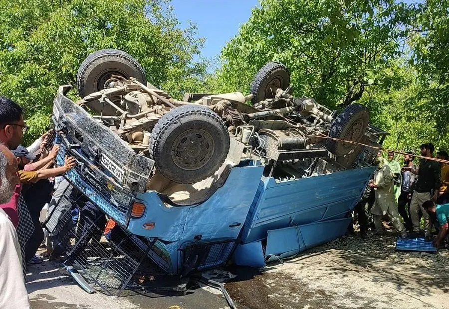 ઉધમપુરમાં મોટી દુર્ઘટના: CRPF જવાનોનું વાહન ખીણમાં ખાબક્યું, 3 જવાનો શહીદ અને 10 ઘાયલ 2 car