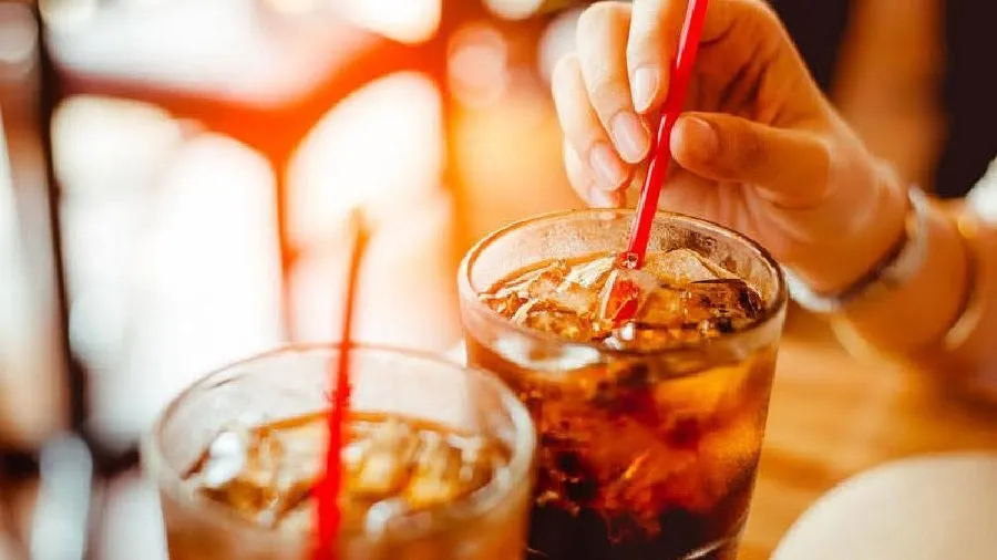 કોલ્ડ ડ્રિંક્સને કહેવાય છે 'સ્લો પોઈઝન', જાણો કેમ તમારે તેનું સેવન બંધ કરવું જોઈએ 3 cold drink.jpg