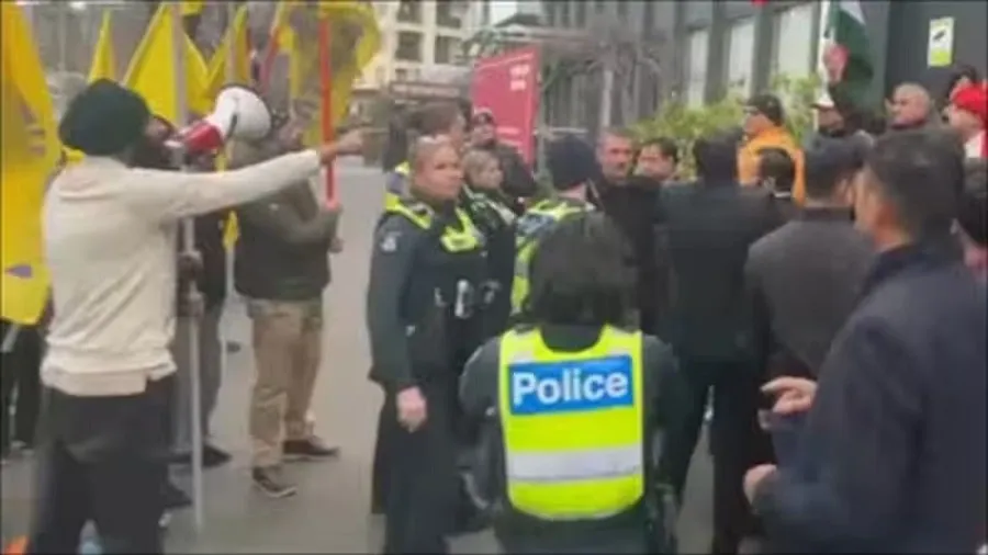 મેલબોર્નમાં તિરંગાનું અપમાન? ભારતીય નાગરિકો અને ખાલિસ્તાનીઓ સામ-સામે 3 canada 1.jpg