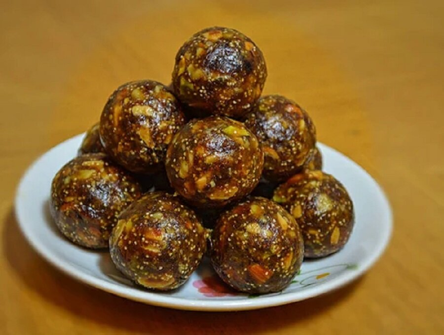 ખાંડ કે ગોળ વગર બનાવો સ્વાસ્થ્યવર્ધક લાડુ: ખજૂર સાથેની સરળ અને સ્વાદિષ્ટ રેસિપી 3 Laddu.1.jpg