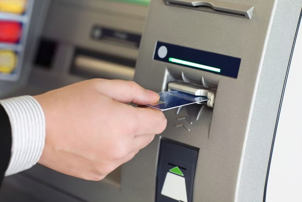 સ્કિમિંગથી ફિશિંગ સુધી: ATM છેતરપિંડીથી બચવા માટે સરળ ટિપ્સ 2 atm 234.jpg