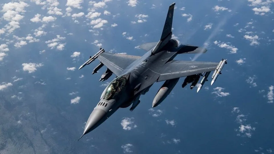 પોલેન્ડમાં F-16 ફાઇટર જેટ ક્રેશ: શું આ ટેકનિકલ ખામી હતી કે પાયલટની ભૂલ? 2 palne.jpg