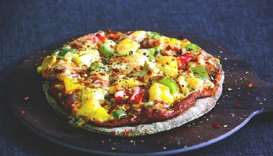 હવે હેલ્ધી ડાયટ ફોલો કરનારા પણ ખાશે પિઝા! આ રીતે બનાવો ટેસ્ટી રાગી પિઝા 3 ragi pizza1.jpg