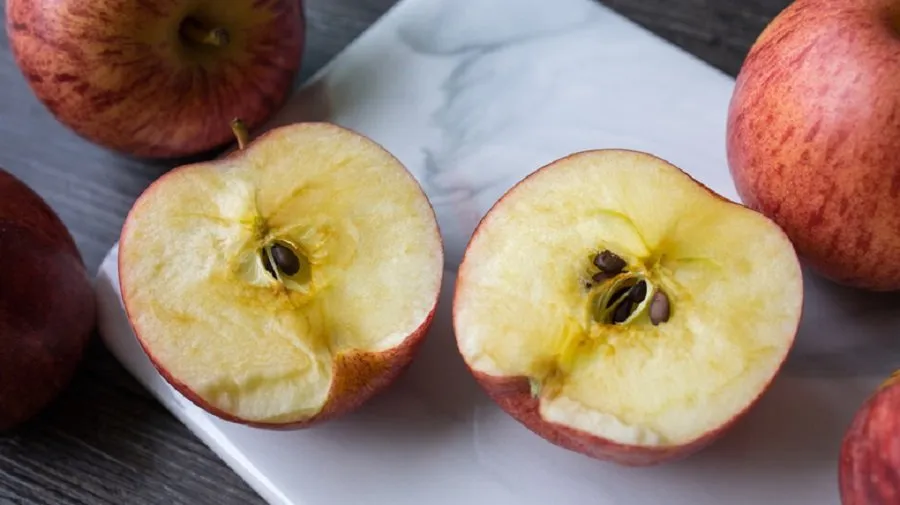 સફરજન કાપ્યા પછી કાળું કેમ થઈ જાય છે? જાણો આ પાછળનું વૈજ્ઞાનિક કારણ અને તેને તાજું રાખવાની 5 ટિપ્સ 3 apple.jpg