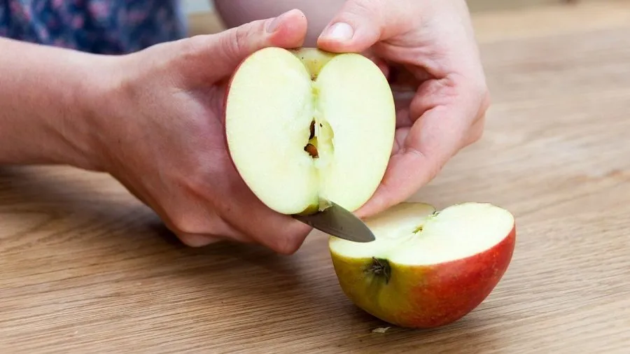 સફરજન કાપ્યા પછી કાળું કેમ થઈ જાય છે? જાણો આ પાછળનું વૈજ્ઞાનિક કારણ અને તેને તાજું રાખવાની 5 ટિપ્સ 2 sab.jpg