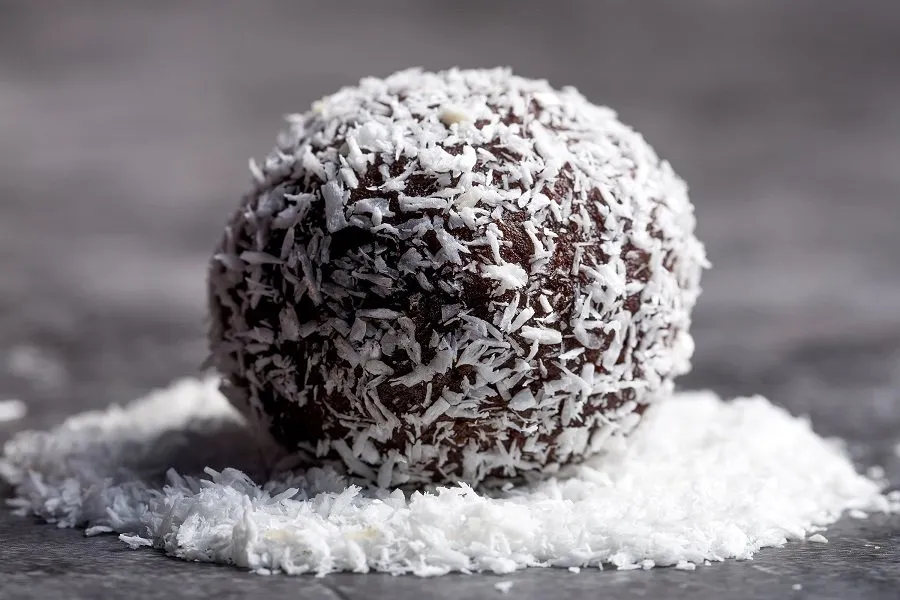 ચોકલેટ લવર્સ માટે બેસ્ટ રેસિપી: મિનિટોમાં તૈયાર કરો હેલ્ધી અને સ્વાદિષ્ટ કોકોનટ ચોકલેટ બોલ્સ 2 balls.jpg