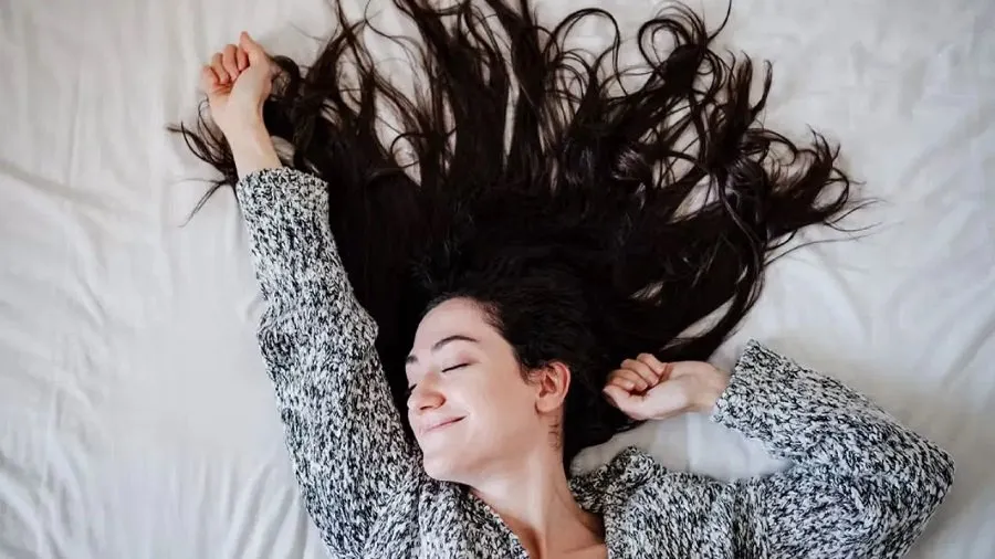 વાળની સુંદરતા જાળવવા માટે રાતનો સમય બેસ્ટ, આ ટિપ્સથી વાળને બનાવો મજબૂત 3 sleep.jpg