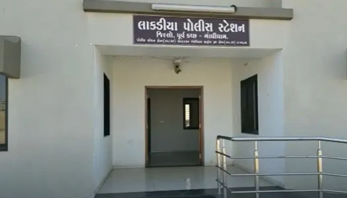 ભચાઉ તાલુકાના જૂના કટારીયામાં રૂ.18 લાખની કિંમતનું 6 એકર 18 ગુંઠા ખેતર ગેરકાયદે પચાવી પાડનાર શખ્સ સામે લેન્ડગ્રેબિંગ એક્ટ તળે ફરિયાદ 2 Lakadiya police station .jpg